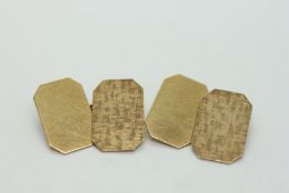 A PAIR OF 9CT GOLD CUFF LINKS.