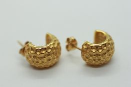 A PAIR OF 18CT GOLD DESIGNER CUFF EARRINGS OF HAMMERED DESIGN AND CRESCENT FORM.