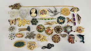 APPROX 35 ASSORTED MAINLY VINTAGE BROOCHES TO INCLUDE ANY STONE SET, BIRDS, BUTTERFLIES ETC.