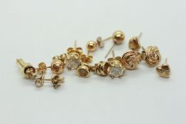 6 X PAIRS OF ASSORTED YELLOW METAL STUD EARRINGS TO INCLUDE A PAIR OF 9CT GOLD KNOT EXAMPLES + A