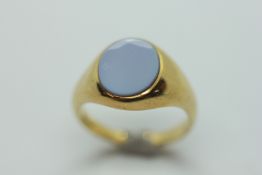 A CHALCEDONY SIGNET RING SET ON AN 18CT GOLD BAND.