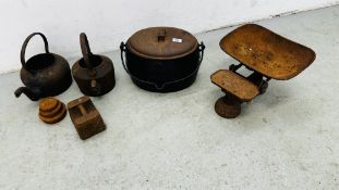 A GROUP OF VINTAGE CAST IRON TO INCLUDE KETTLES, 141B AVERY WEIGHT, IZONS GYPSY COOKING POT.