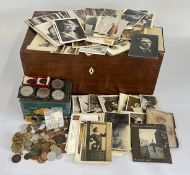 A VINTAGE MAHOGANY BOX AND CONTENTS TO INCLUDE POSTCARDS AND PHOTOS + A TIN OF ASSORTED COINAGE TO