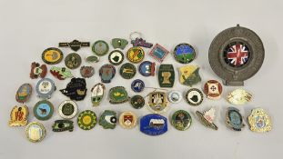 A COLLECTION OF ASSORTED ENAMEL PIN BADGES MAINLY RELATING TO LAWN BOWLS PLUS VINTAGE ROYAL
