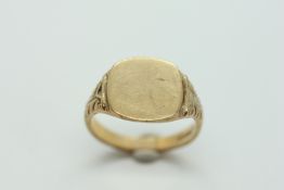 A 9CT GOLD GENT'S SIGNET RING.