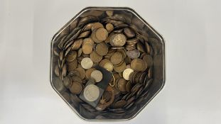 A TIN CONTAINING AN EXTENSIVE COLLECTION OF 1 PENNY COINS.