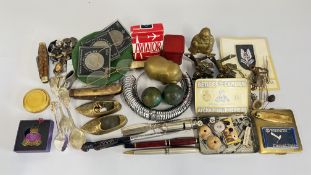 A TRAY OF ASSORTED COLLECTIBLES TO INCLUDE A RING SIZER (Z + 6), PENS AND PEN KNIVES, WHISTLE, TINS,