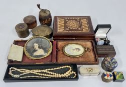 A BOX OF ASSORTED COLLECTIBLES TO INCLUDE SIMULATED PEARLS, 4 X DRESS RINGS,