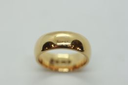 AN 18CT GOLD GENTLEMAN'S WEDDING BAND.