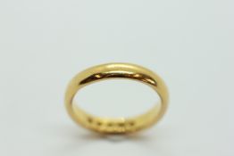 A 22CT GOLD WEDDING BAND.