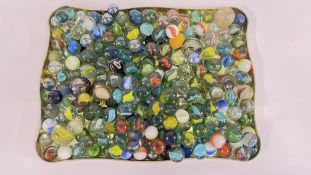 A LARGE COLLECTION OF ASSORTED GLASS MARBLES TO INCLUDE MANY VINTAGE EXAMPLES.