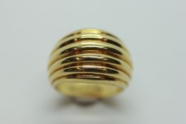 AN 18CT GOLD RING OF TAPERING AND REEDED DESIGN.