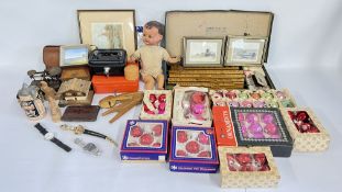 A BOX OF COLLECTIBLES TO INCLUDE A VINTAGE PRINTING SET, MONEY TINS, MARBLES, POSTAL SCALES,