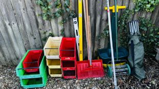 A GROUP OF GARDEN TOOLS TO INCLUDE SNOW SHOVEL, RAKE, LONG REACH LOPPER, AIREATOR, FERTILISER,