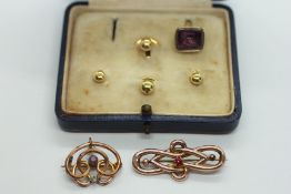 A VINTAGE 9CT GOLD OPEN WORK BROOCH + A FURTHER 18CT ROLLED GOLD EXAMPLE AND AN ELABORATE VINTAGE