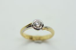 AN 18CT WHITE AND YELLOW GOLD BRILLIANT CUT SOLITAIRE DIAMOND RING.