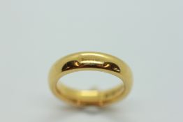 A 22CT GOLD WEDDING BAND.