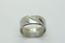 AN 18CT WHITE GOLD WEDDING BAND WITH RIVEN DESIGN.