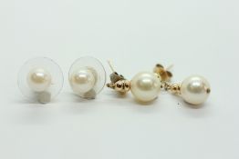 A PAIR OF YELLOW METAL PEARL STUD EARRINGS + A FURTHER PAIR OF DROP PEARL EXAMPLES.