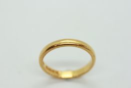 A 22CT GOLD WEDDING BAND.