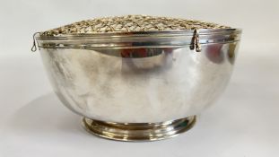 A SOLID SILVER ROSE BOWL, LONDON 1978, MAKER W & W DIAM 23.5CM X H 11CM.