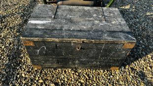 A VINTAGE WOODEN TOOL TRUNK.