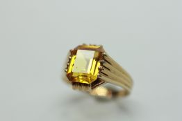 A 9CT GOLD RING SET WITH A SQUARE CUSHION CUT CITRINE TYPE STONE.