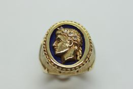 A 10CT GOLD GENTLEMAN'S RING, THE CENTRAL BLUE STONE APPLIED WITH A CLASSICAL HEAD,