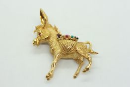 AN 18CT GOLD DONKEY DESIGN PIN BROOCH SET WITH SMALL RUBIES, SAPPHIRES,