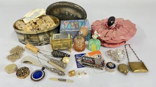 A TRAY OF COLLECTIBLES TO INCLUDE ENAMEL COMPACT, PURSES, HAT PINS, PERFUME BOTTLES,