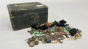 A VINTAGE JEWELLERY BOX AND CONTENTS TO INCLUDE VICTORIAN AND LATER JEWELLERY CHAINS, BROOCHES,
