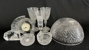 A COLLECTION OF QUALITY GLASS WARE TO INCLUDE A NACHTMANN GLASS CLOCK, JONASSON SIGNED PAPERWEIGHT,
