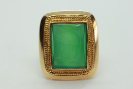 AN UNMARKED YELLOW METAL HAND MADE RING,