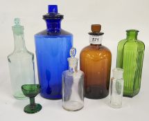 6 X VINTAGE APOTHECARY BOTTLES AND DECANTER TO INCLUDE BLUE AND BROWN EXAMPLES AND A VINTAGE GREEN