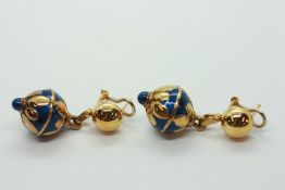 A PAIR OF 18CT GOLD AND ENAMELLED DROP EARRINGS, THE SPHERES OF LEAF AND BLUE GROUND DESIGN.