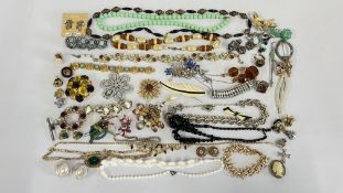 A TRAY OF VINTAGE COSTUME JEWELLERY TO INCLUDE BEADED NECKLACES, MARCASITE, STONE SET BROOCHES,