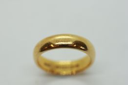 A 22CT GOLD GENTLEMAN'S WEDDING BAND.