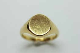 AN 18CT GOLD GENTLEMAN'S SIGNET RING, UNENGRAVED.