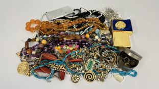 A GROUP OF ASSORTED COSTUME JEWELLERY TO INCLUDE SOME SILVER AND WHITE METAL EXAMPLES, RINGS,