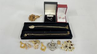 TRAY OF MIXED SILVER AND COSTUME JEWELLERY TO INCLUDE STONE SET BROOCHES,