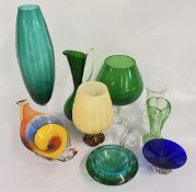 A BOX OF ASSORTED GLASSWARE TO INCLUDE AN ART GLASS DISH.