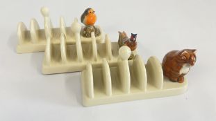 3 QUAIL POTTERY 5 SLICE TOAST RACKS TO INCLUDE PHEASANTS, CAT AND ROBIN.