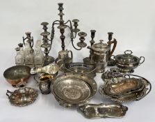 A BOX CONTAINING AN EXTENSIVE GROUP OF PLATED WARE, CANDLE AND CHAMBER STICKS, CRUET,