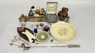 A BOX OF COLLECTIBLES TO INCLUDE A TRINKET BOX, THE PANELS DECORATED IN THE LOUIS WAYNE STYLE,