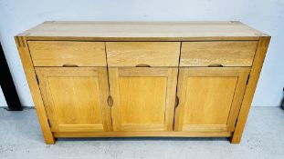 A MODERN SOLID LIGHT OAK 3 DRAWER 3 DOOR SIDEBOARD, W 159.5CM X D 48CM X H 90CM.