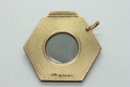 A 9CT GOLD CIGAR CUTTER ON SUSPENSION LOOP.