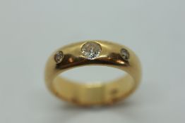 AN 18CT GOLD 3 STONE DIAMOND GYPSY RING.
