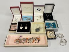 A COLLECTION OF ASSORTED SILVER AND WHITE METAL JEWELLERY TO INCLUDE PANDORA STYLE EXAMPLES,
