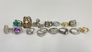 A GROUP OF 16 ASSORTED DRESS RINGS, MANY STONE SET EXAMPLES.
