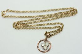 A 9CT GOLD THREE STONE PENDANT SUSPENDED ON A 9CT GOLD BELCHER CHAIN L 50CM.